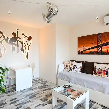 Jazzy Downtown Apartment